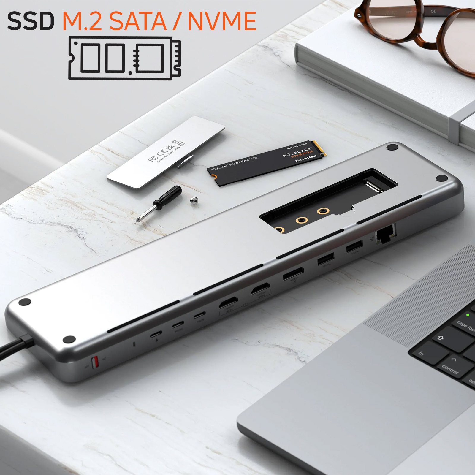 Stazione di docking argento con SSD, cacciavite e occhiali.