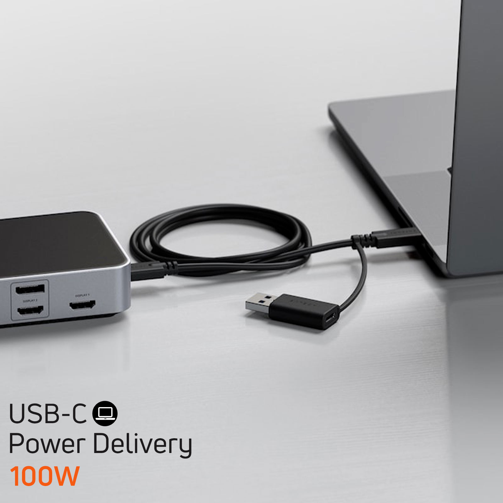 Ein USB-C-Kabel ist mit einem Laptop und einem Power-Delivery-Hub verbunden. Der Hub ist schwarz.