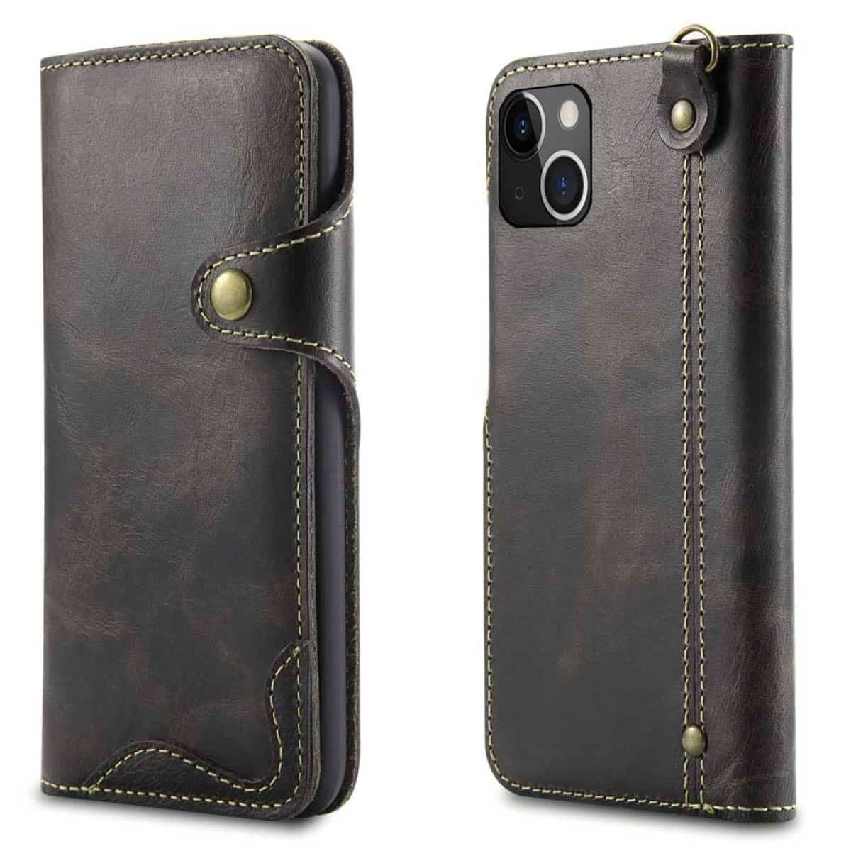 Zweiteilige braune Leder-Handyhülle. Eine Seite mit Knopf verschlossen. Andere Seite zeigt das Telefon.