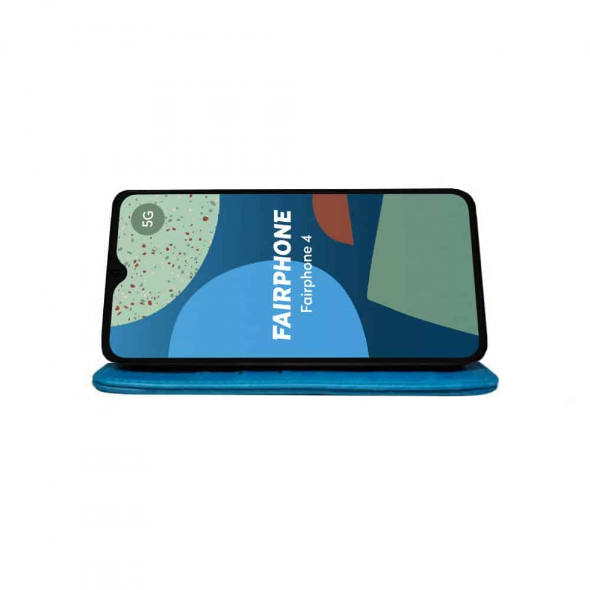 Ein Fairphone 4 Smartphone auf einem blauen Pad, abgewinkelt, mit 5G und Fairphone Text.