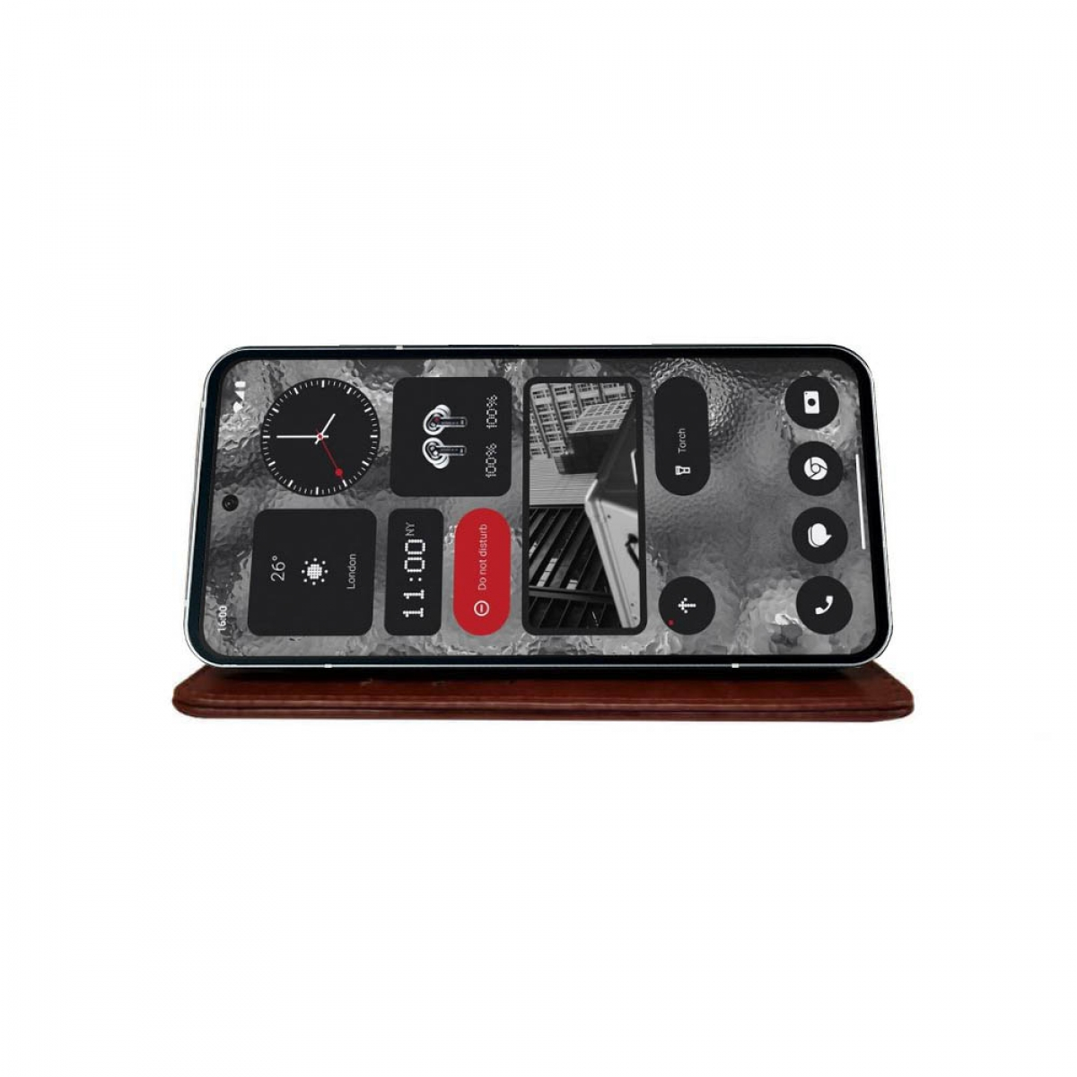 Smartphone auf einem braunen Holzständer, zeigt einen Startbildschirm mit Widgets und App-Symbolen.