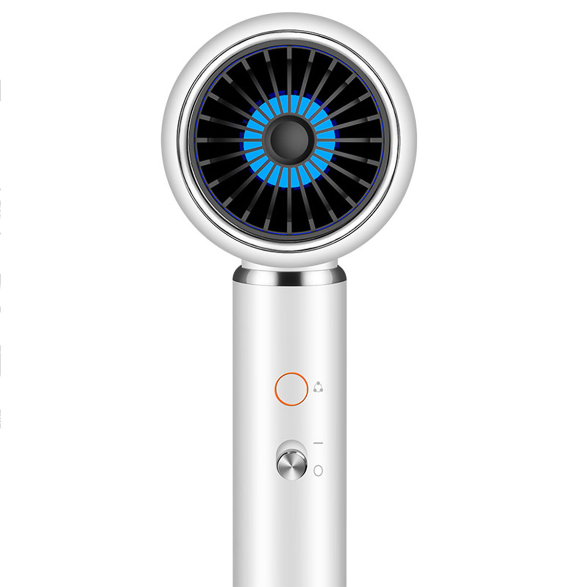 Weißer Handventilator mit blauem Zentrum, silbernen Akzenten und orangefarbenem Einschaltknopf.