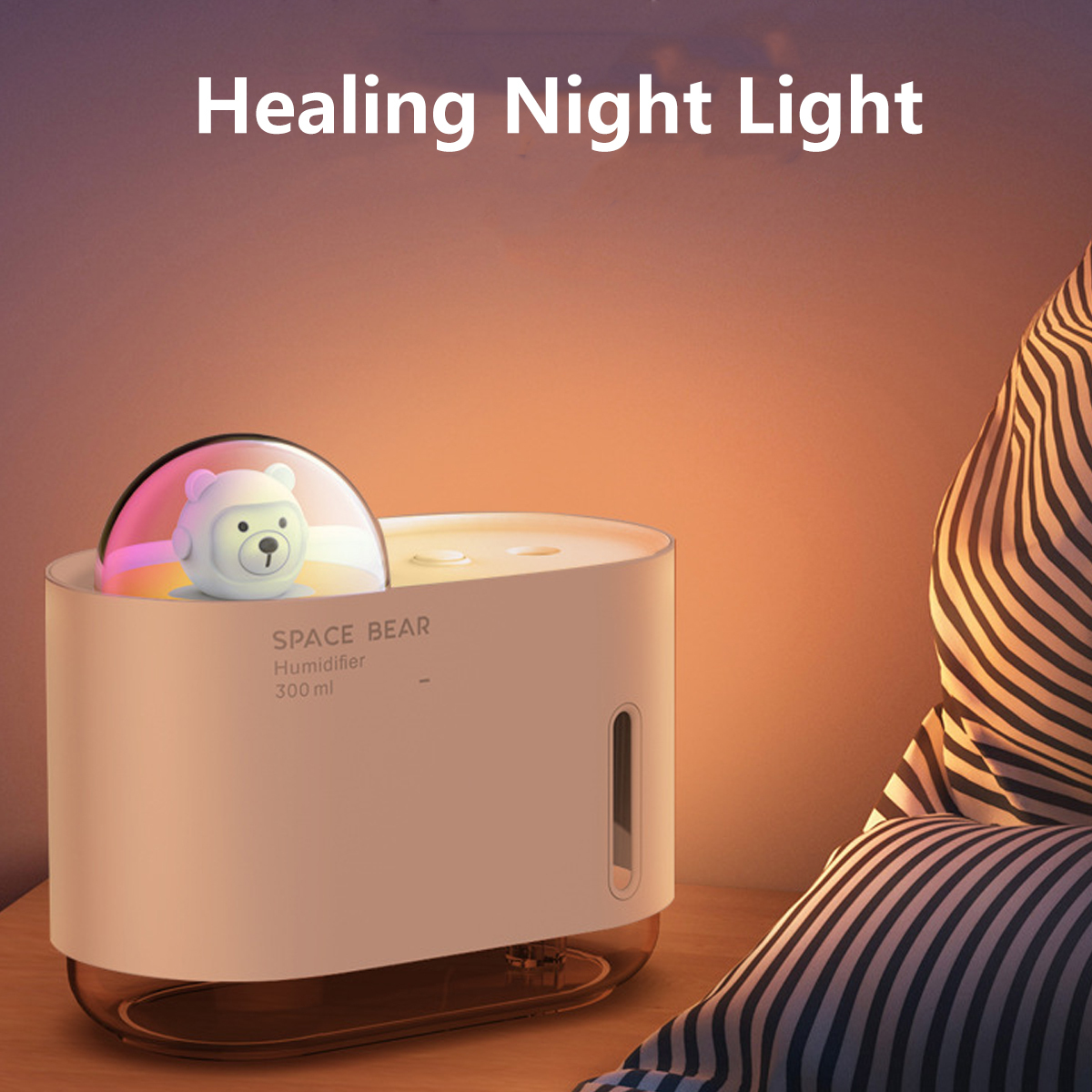 Weißer Luftbefeuchter mit Teddybär. Text: 'Healing Night Light'.