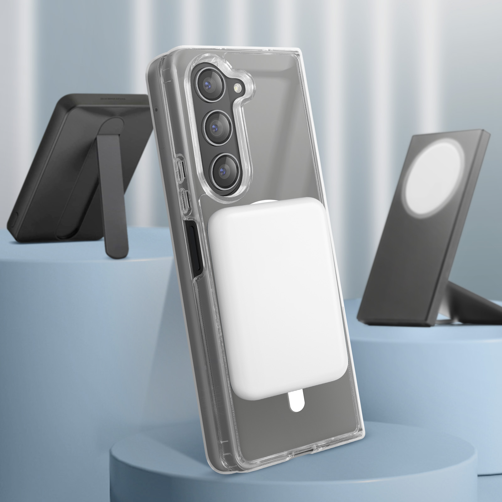 Un telefono in una custodia trasparente con una power bank bianca collegata. Altri supporti sullo sfondo.