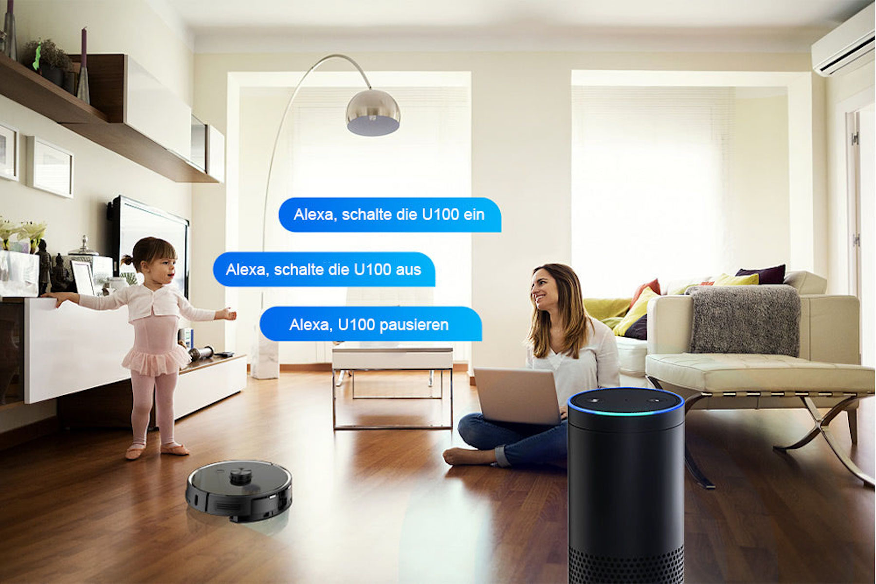 Donna con laptop e altoparlante intelligente, bambino e aspirapolvere robot sul pavimento.