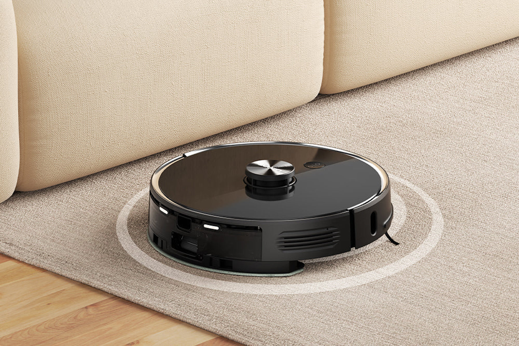 Un aspirapolvere robot nero su un tappeto vicino a un divano beige.