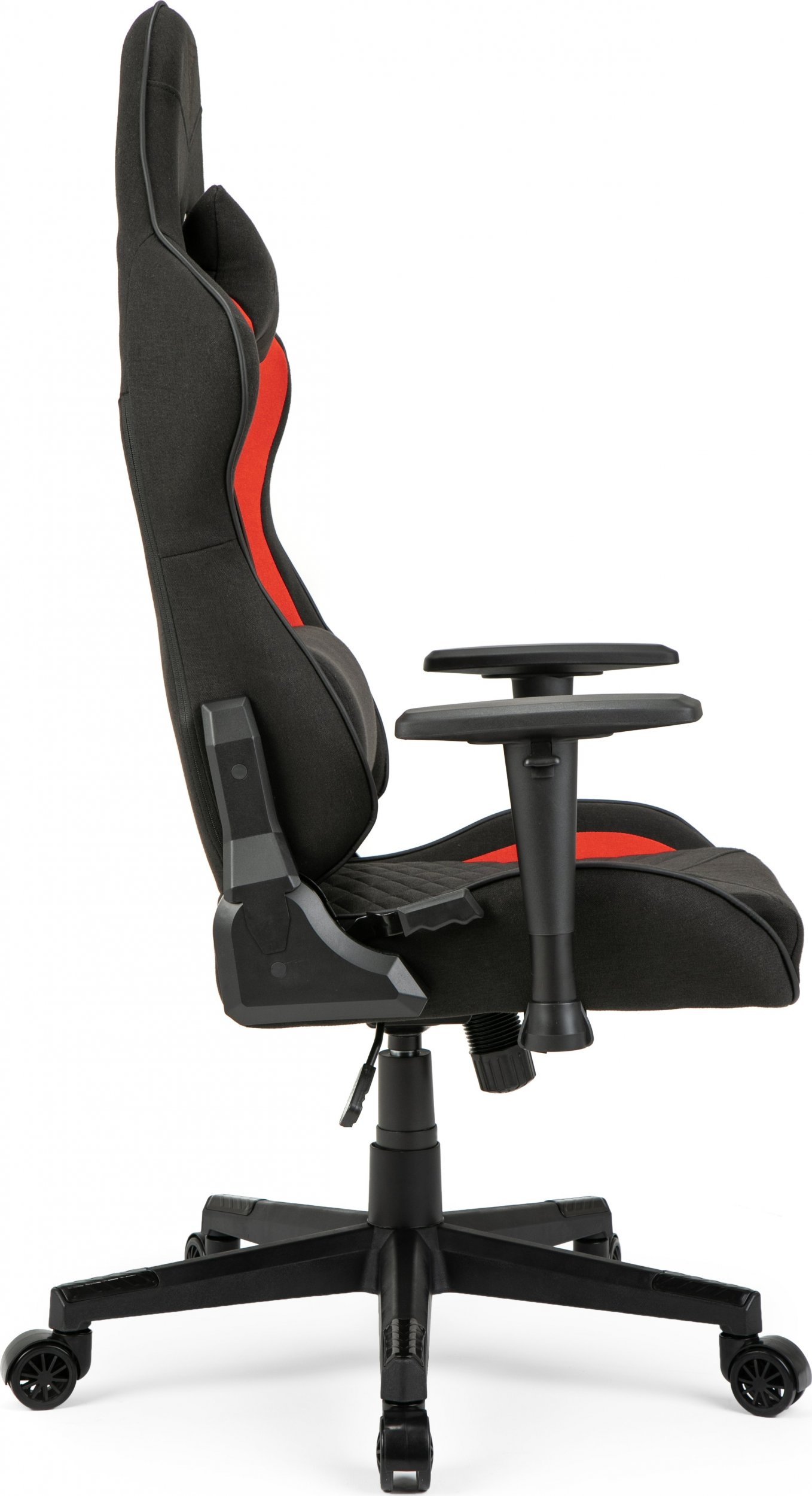 Zwarte en rode gamingstoel. Het heeft rode accenten op de rug en de zitting, en een zwarte basis.