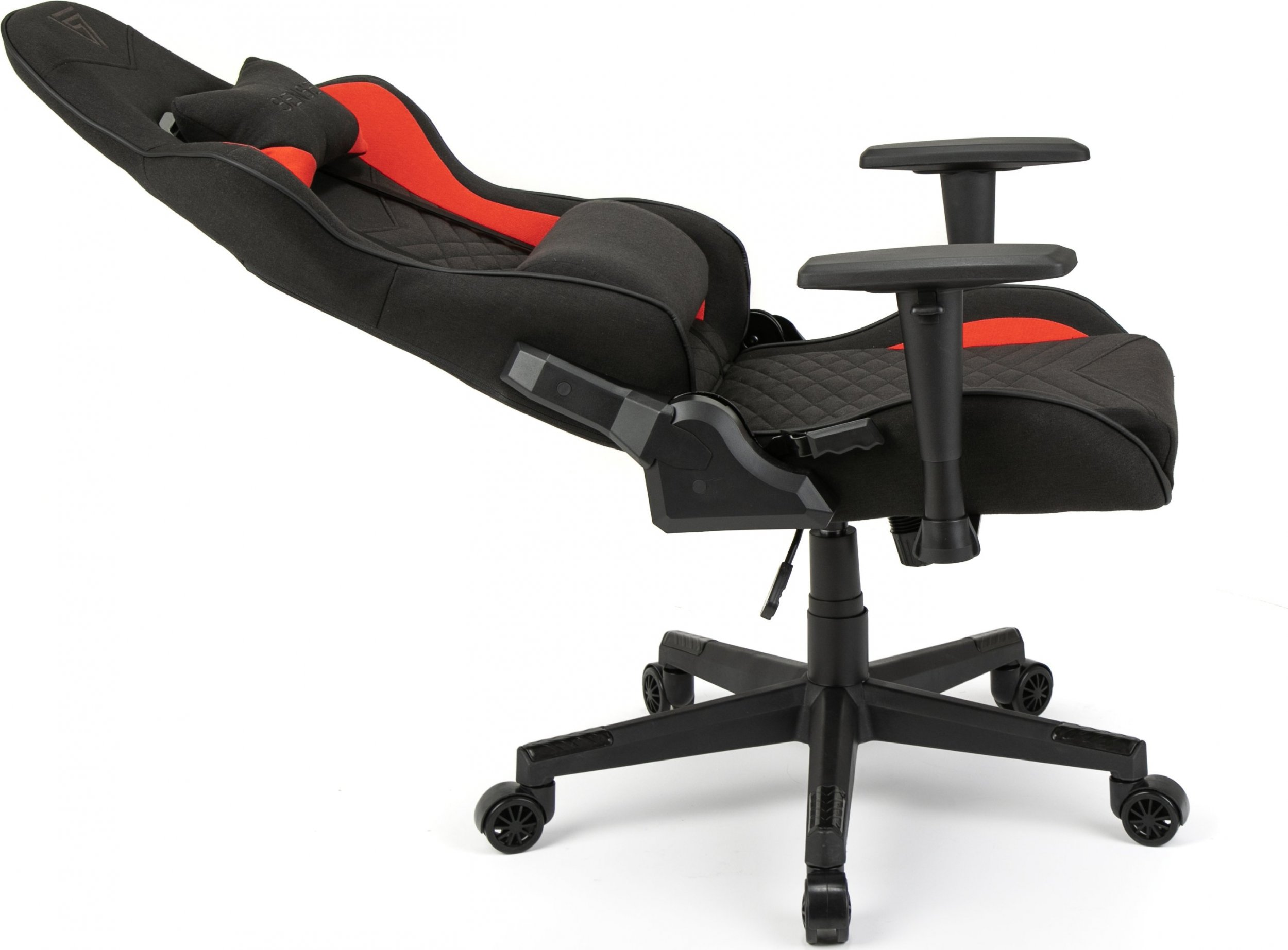 Zwarte en rode gamingstoel op een witte achtergrond. De stoel is achterover gekanteld.