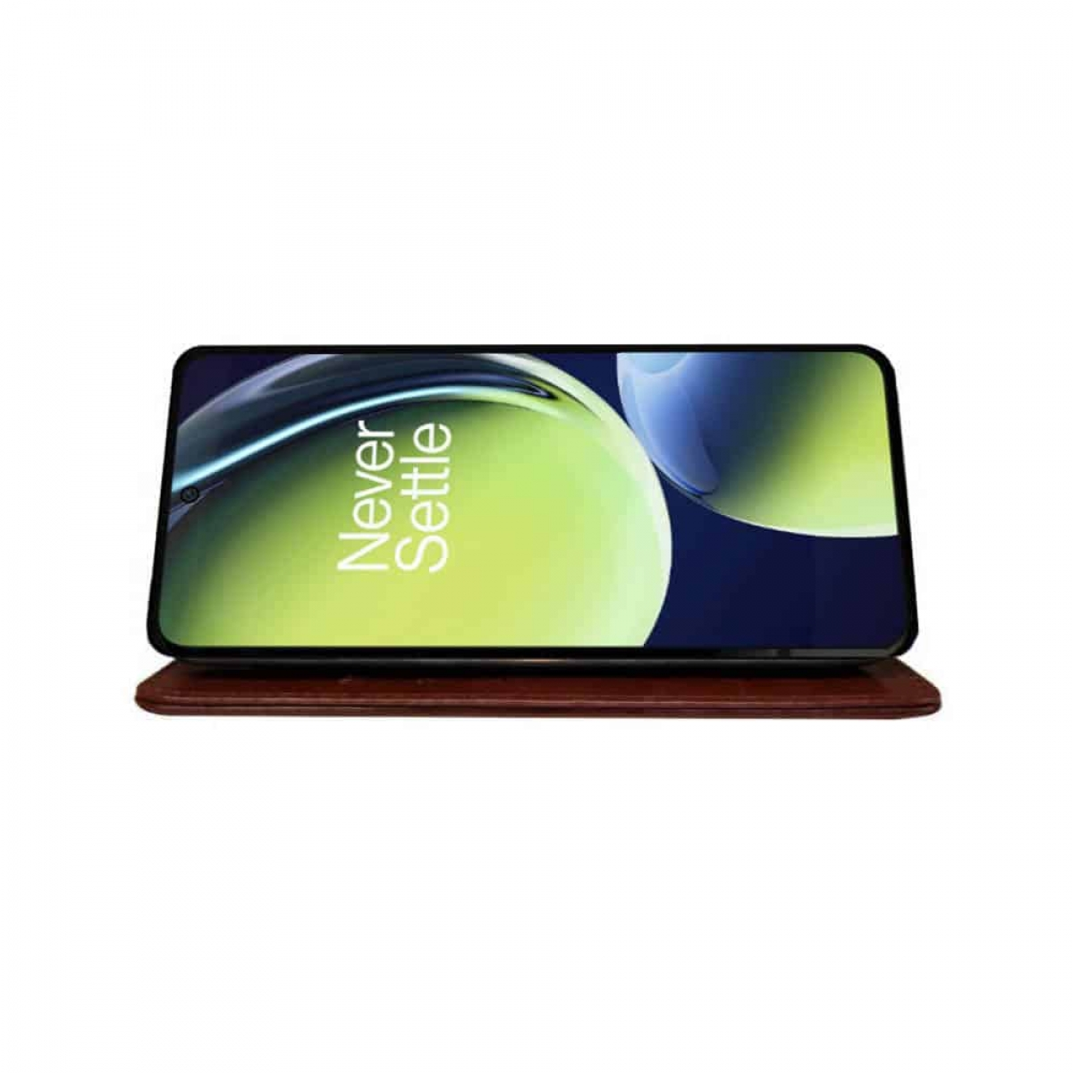 Smartphone mit Bildschirm, der den Text 'Never Settle' anzeigt. Braune Lederhülle.