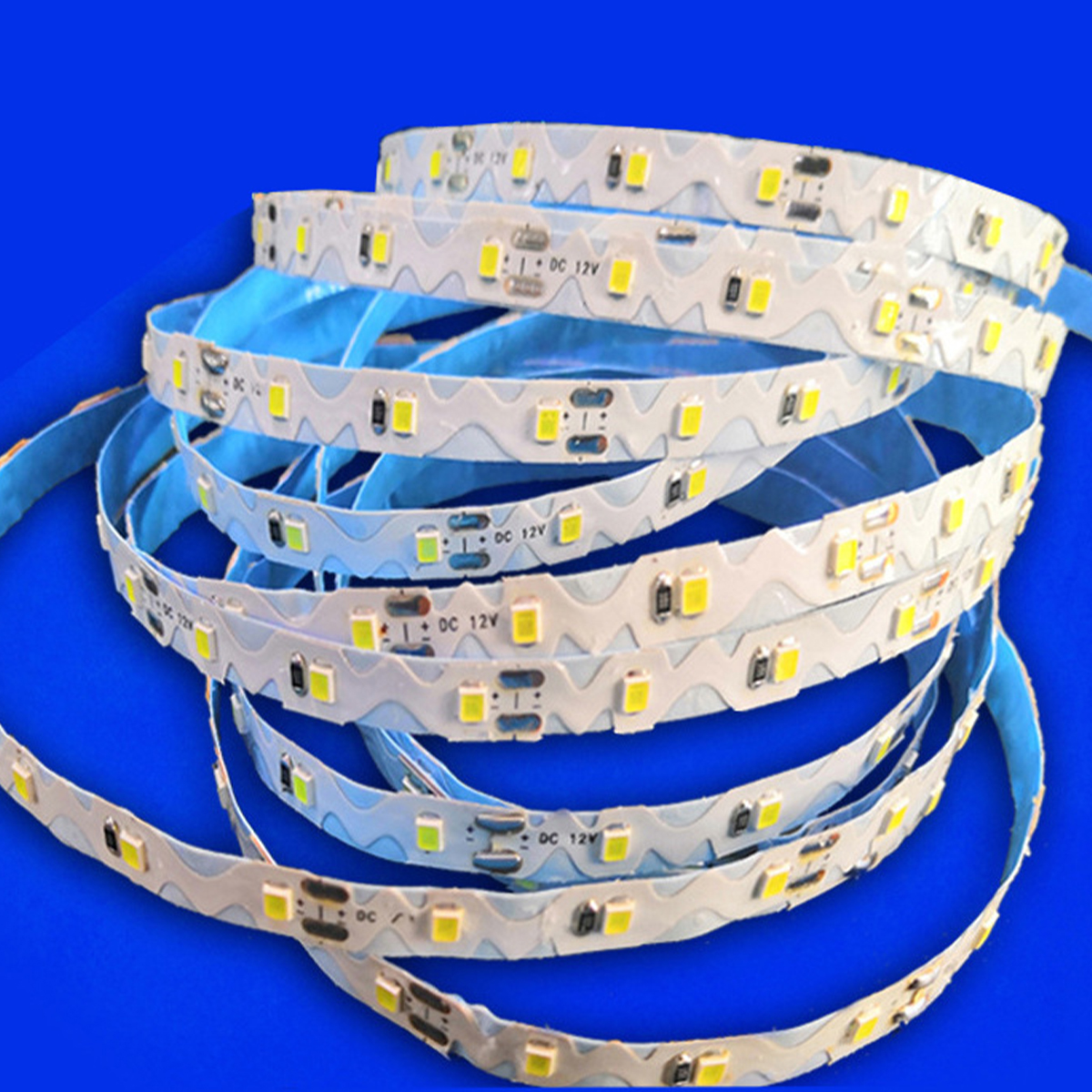 LED-Streifen auf einer blauen Rolle, mit mehreren kleinen, gelben Lichtern.