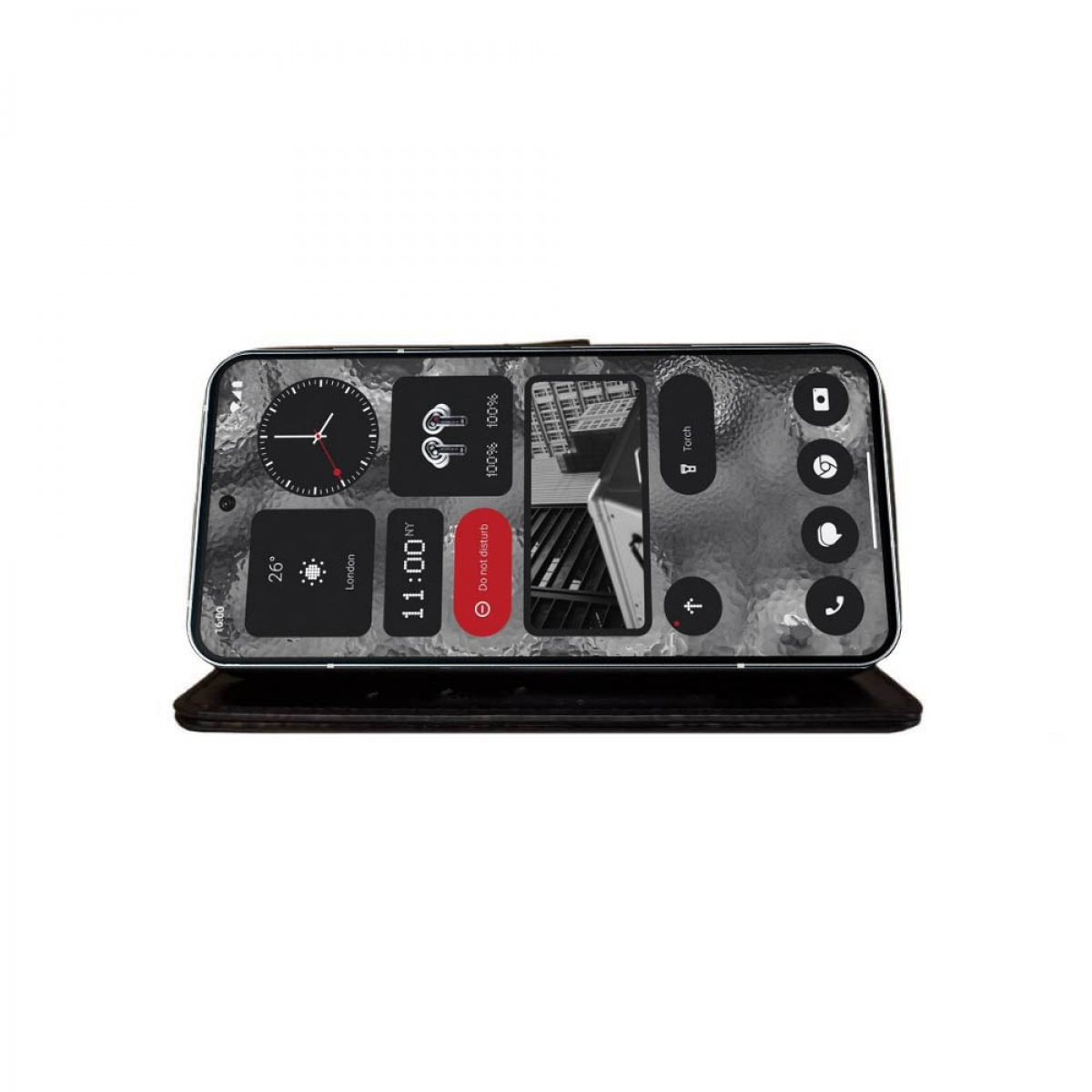Smartphone mit Bildschirm, der App-Symbole anzeigt. Schwarze Lederhülle. Weißer Hintergrund.