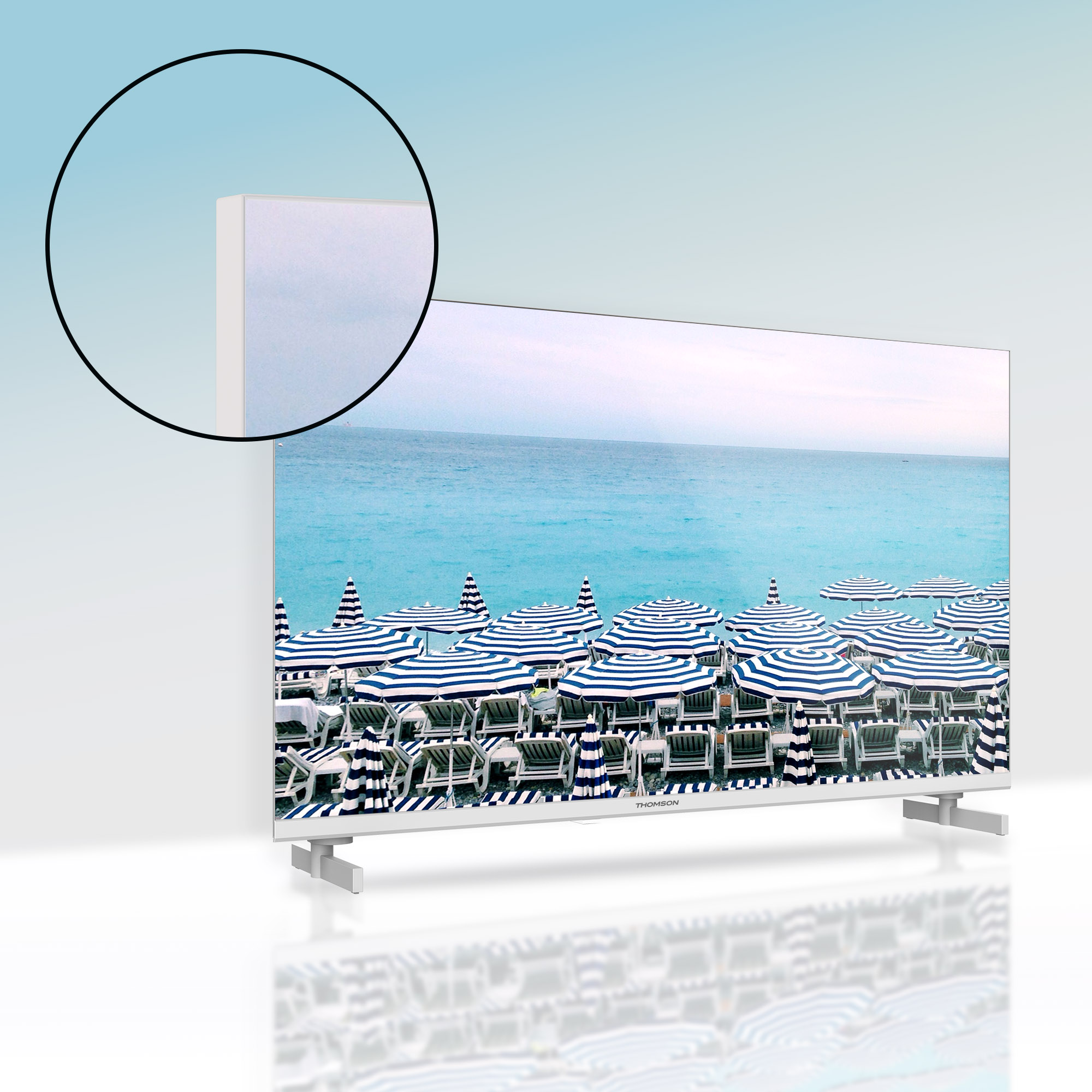 Ein Fernseher zeigt eine Strandszene mit gestreiften Sonnenschirmen und blauem Wasser.