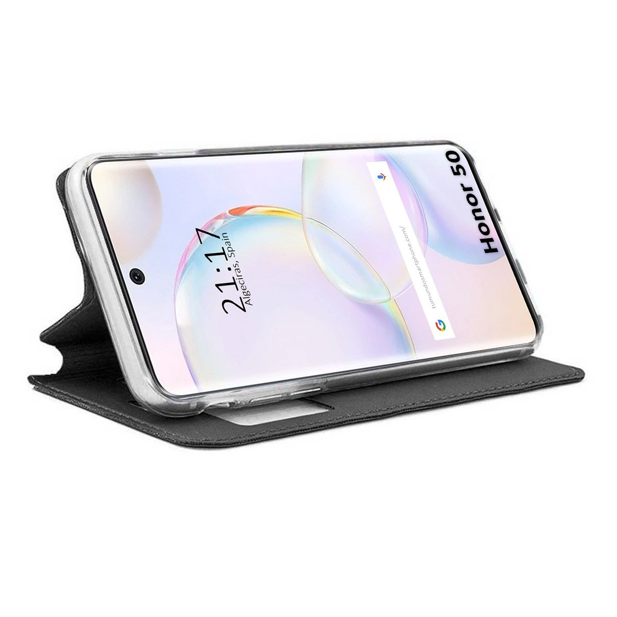 Se muestra un teléfono dentro de una funda. El teléfono muestra una interfaz con la hora y la barra de búsqueda.