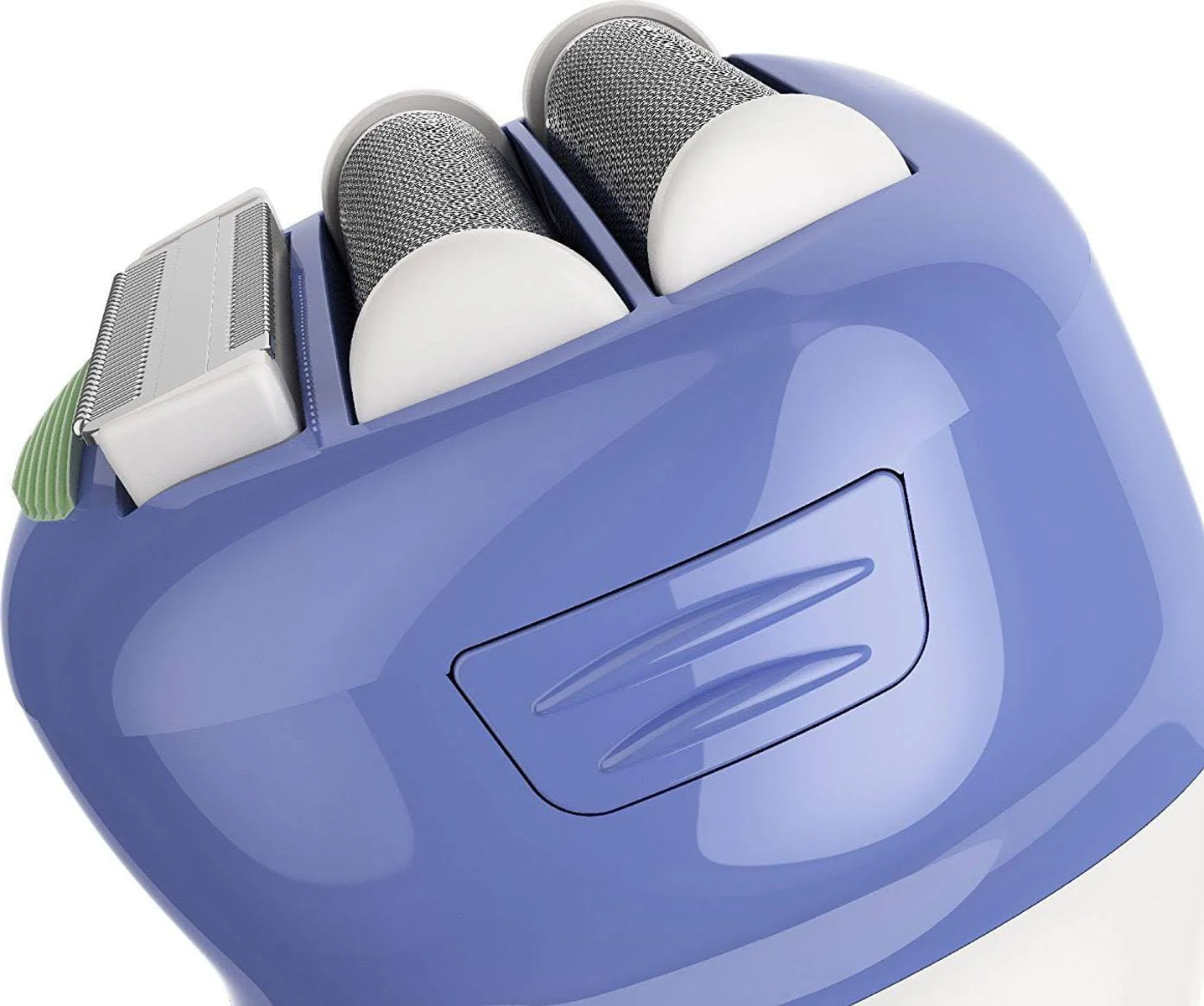 Zbliżenie fioletowego depilatora ze srebrnymi i białymi elementami.