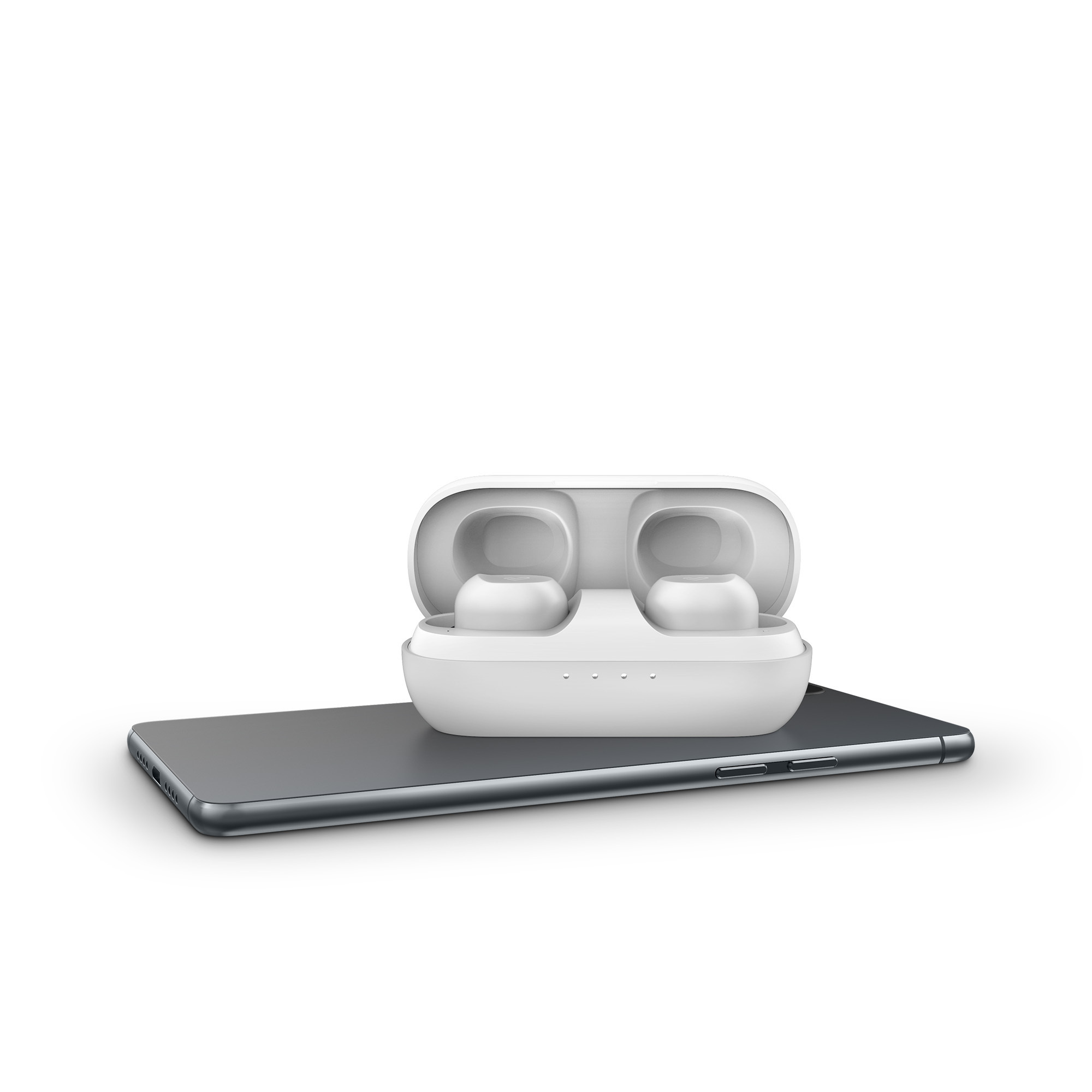 Auricolari wireless bianchi sopra uno smartphone argentato, su sfondo bianco.
