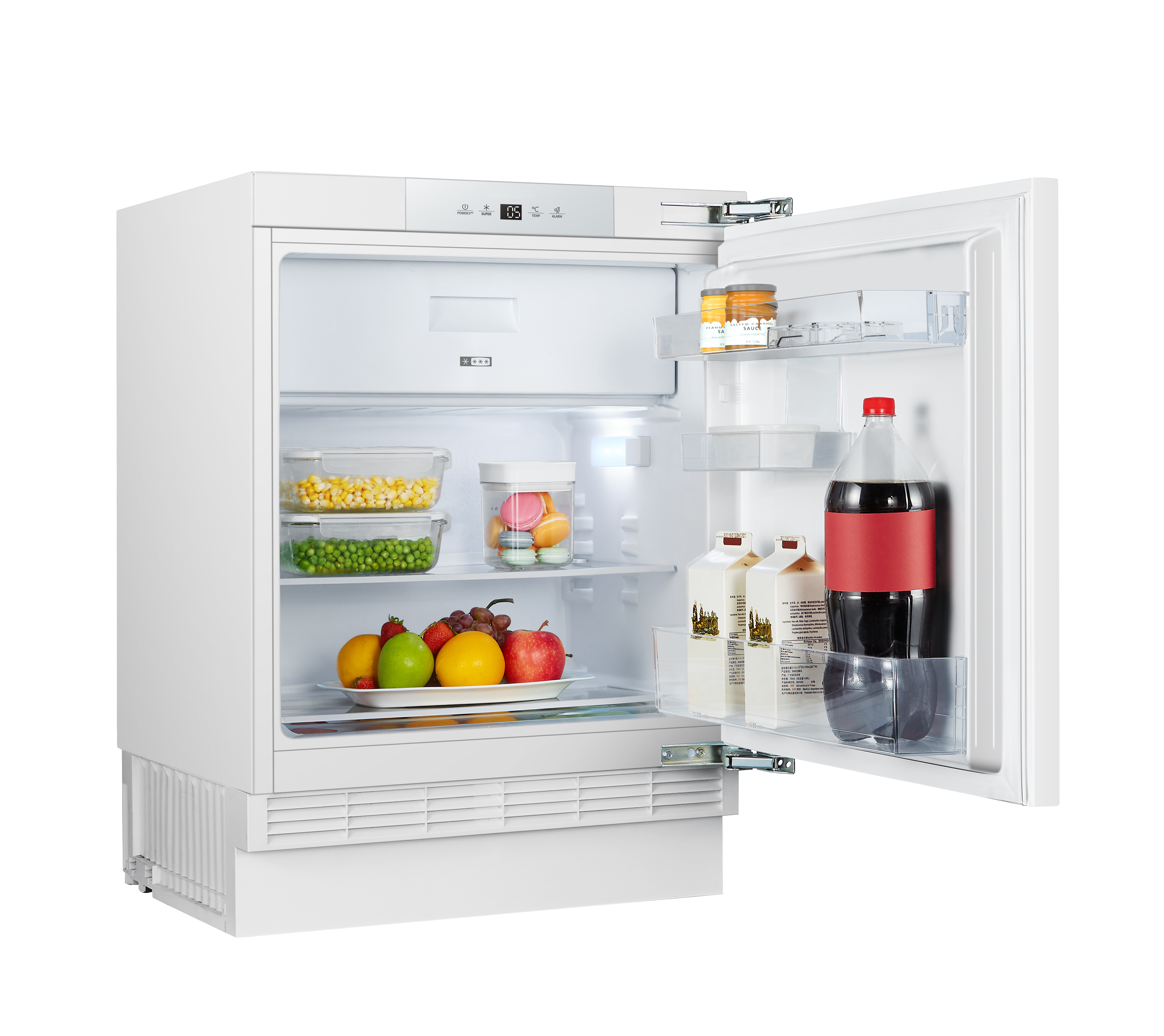 Weißer Kühlschrank mit geöffneter Tür. Im Inneren befinden sich Lebensmittel und Getränke auf Regalen.
