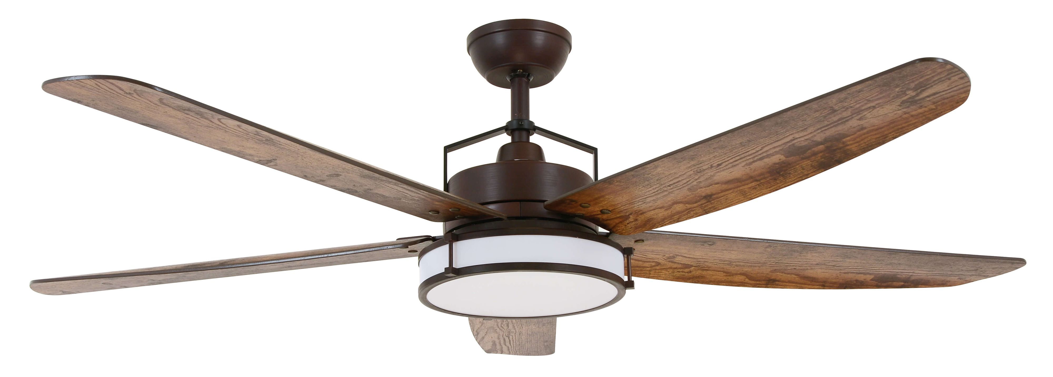 Brauner Deckenventilator mit fünf Holzblättern und einer Leuchte.
