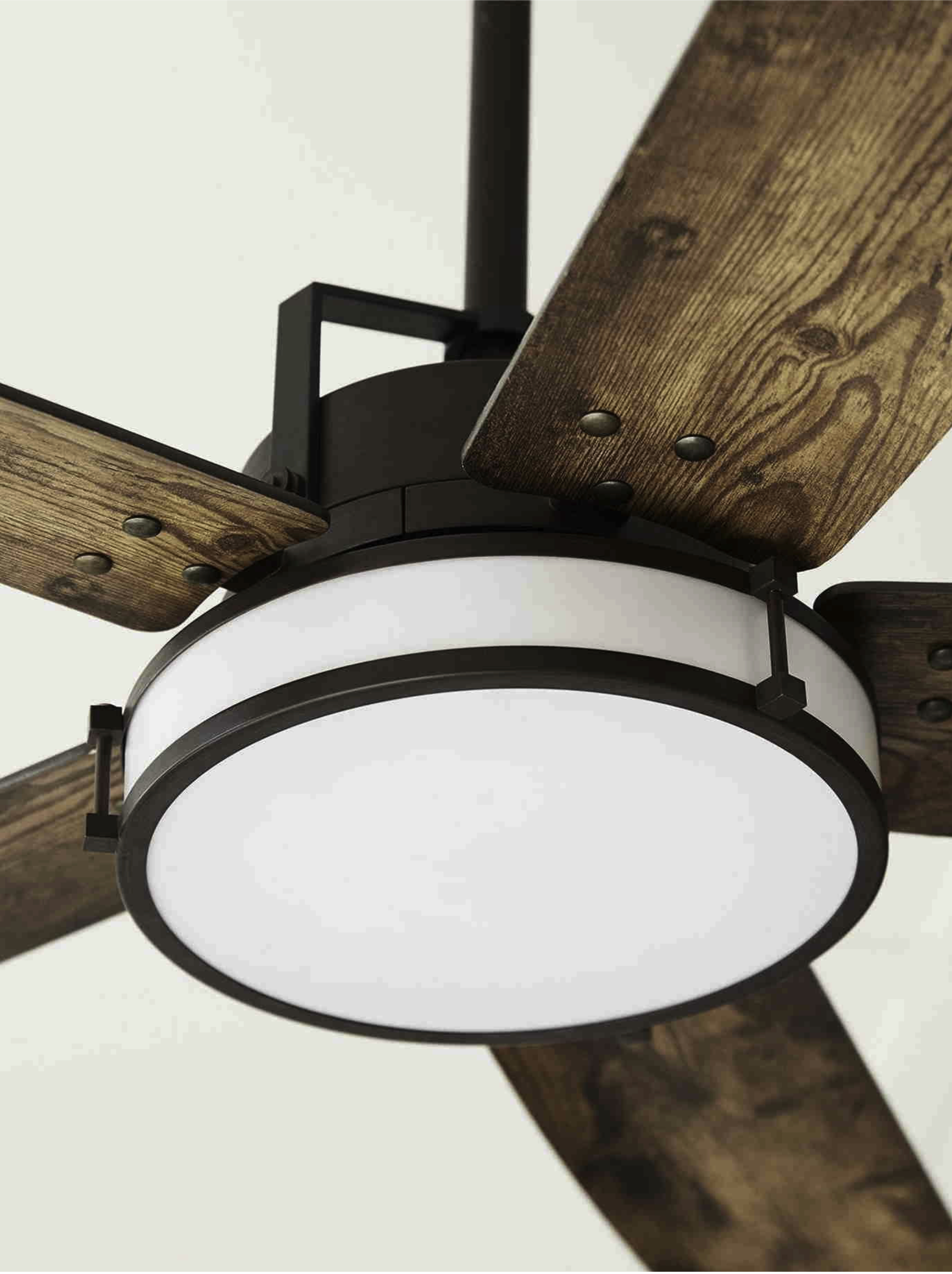 Deckenventilator mit Holzflügeln und einer weißen Leuchte. Dunkelbrauner Rahmen.