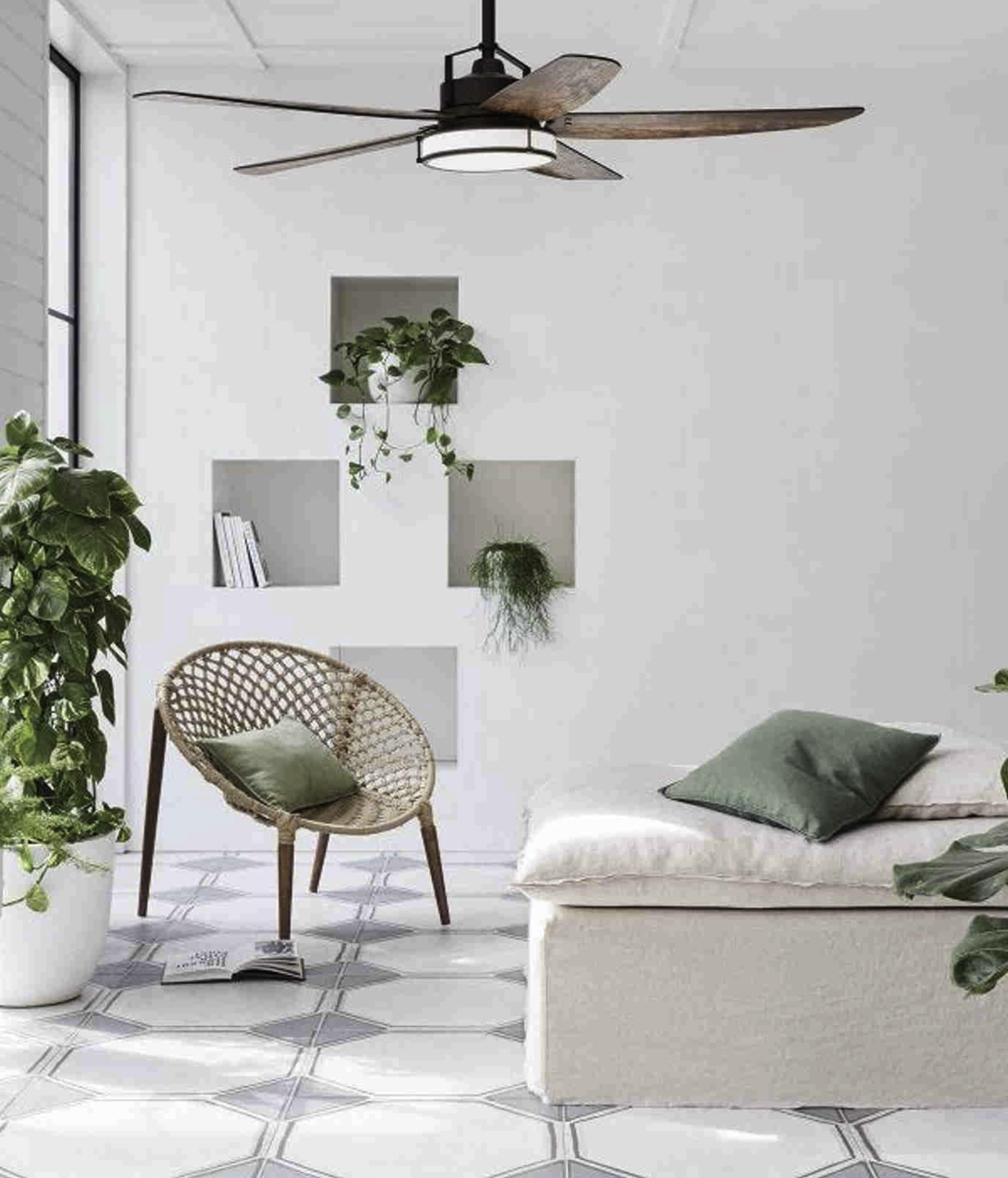 Wohnzimmer mit Deckenventilator, Stuhl und Sofa. Pflanzen in Nischen an der Wand.