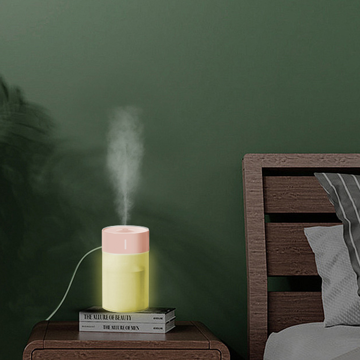 Luftbefeuchter auf einem Nachttisch, der Dampf abgibt. Hintergrund ist eine dunkelgrüne Wand mit Bett.