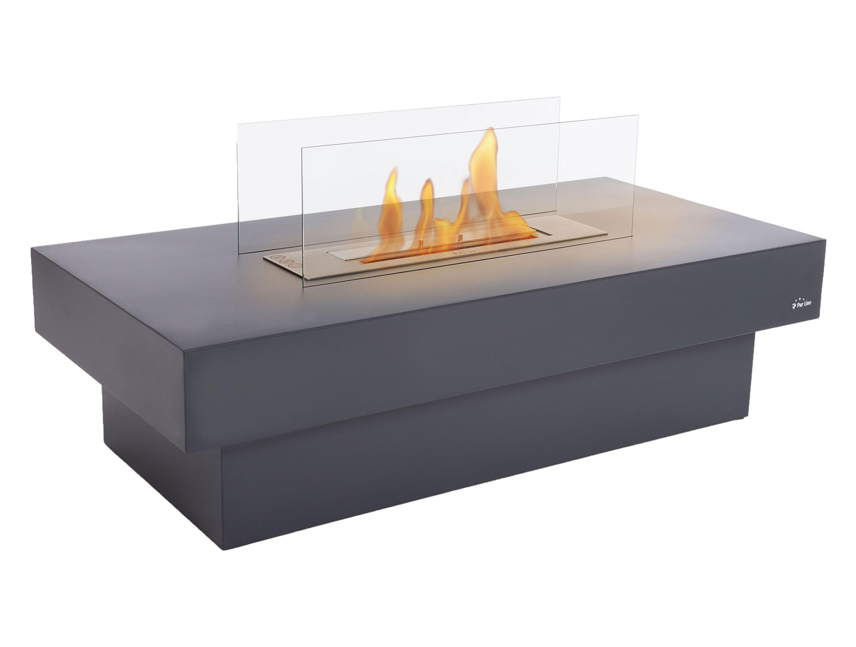 Una biochimenea rectangular gris con una barrera de vidrio transparente y llamas naranjas.