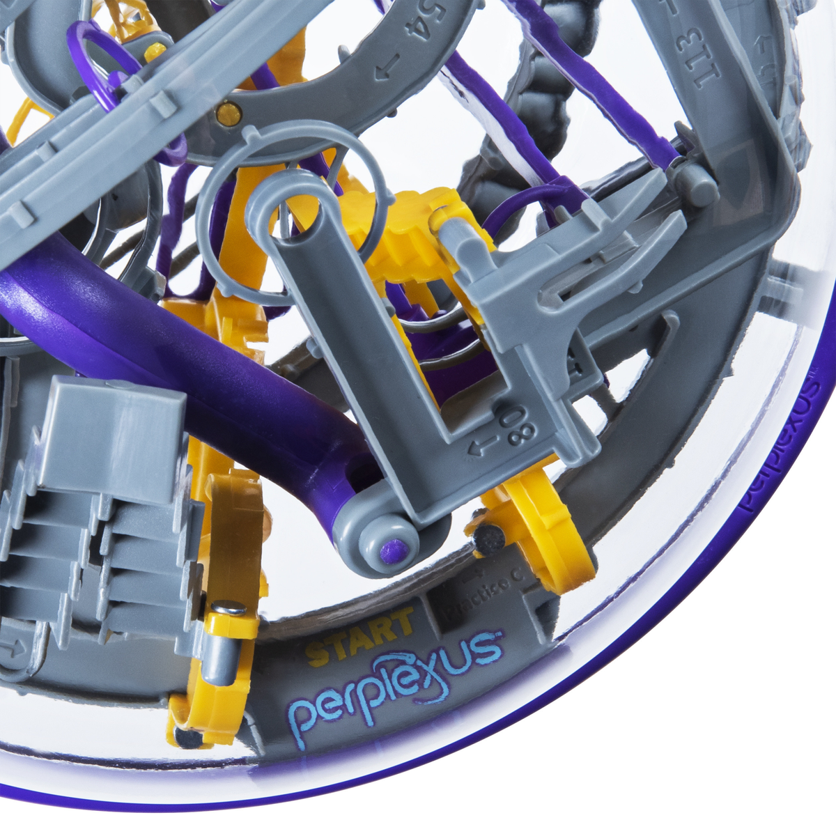 Primo piano di un labirinto Perplexus. Componenti gialli, viola e grigi all'interno di una sfera trasparente.
