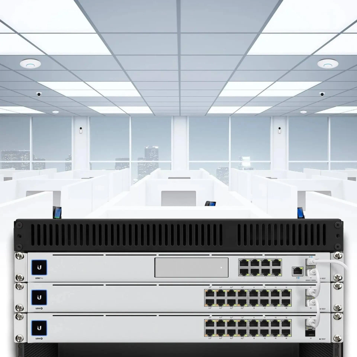 Ein Bürointerieur mit einem Server-Rack im Vordergrund und Kabinen im Hintergrund.