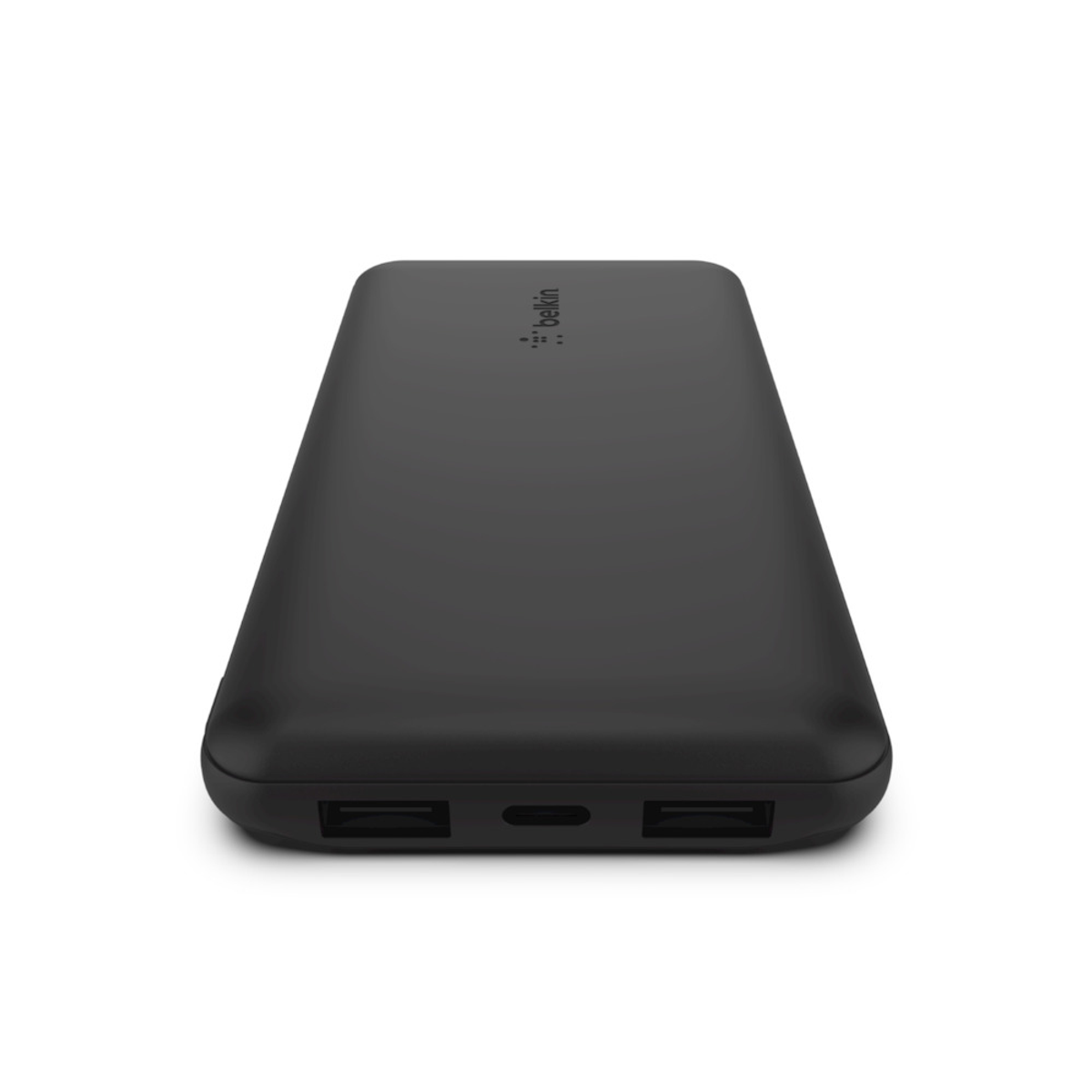 Un power bank Belkin nero è mostrato su una superficie bianca, con le sue porte visibili.