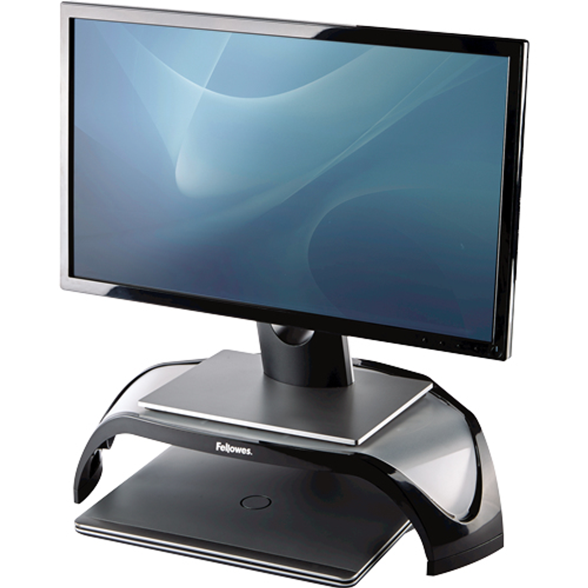 Un monitor per computer su un supporto nero che tiene anche un laptop. Lo sfondo è una sfumatura blu chiaro.