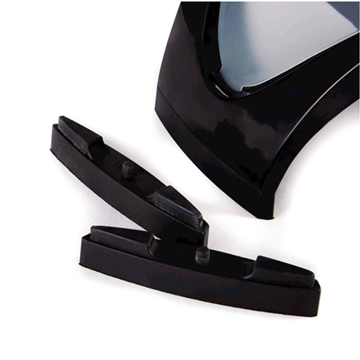 Due pezzi di plastica nera, primo piano su sfondo bianco, con punti di connessione.