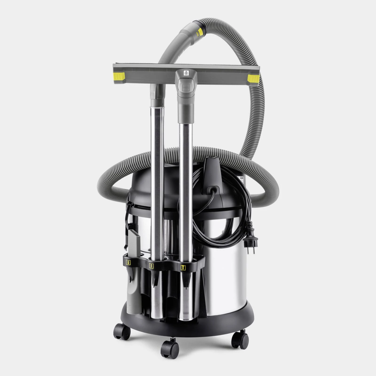 Srebrno-czarny odkurzacz z przystawkami. Białe tło.