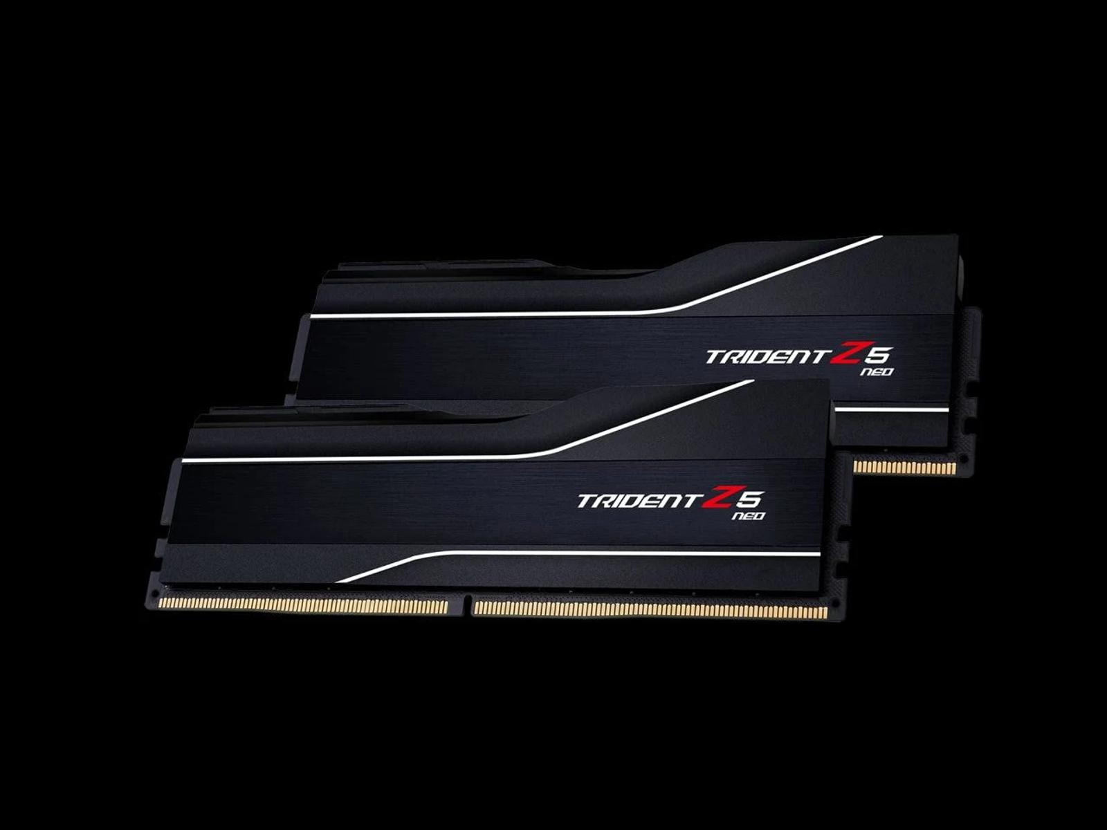 Dwa czarne moduły pamięci RAM z białym tekstem. Tło jest czarne.