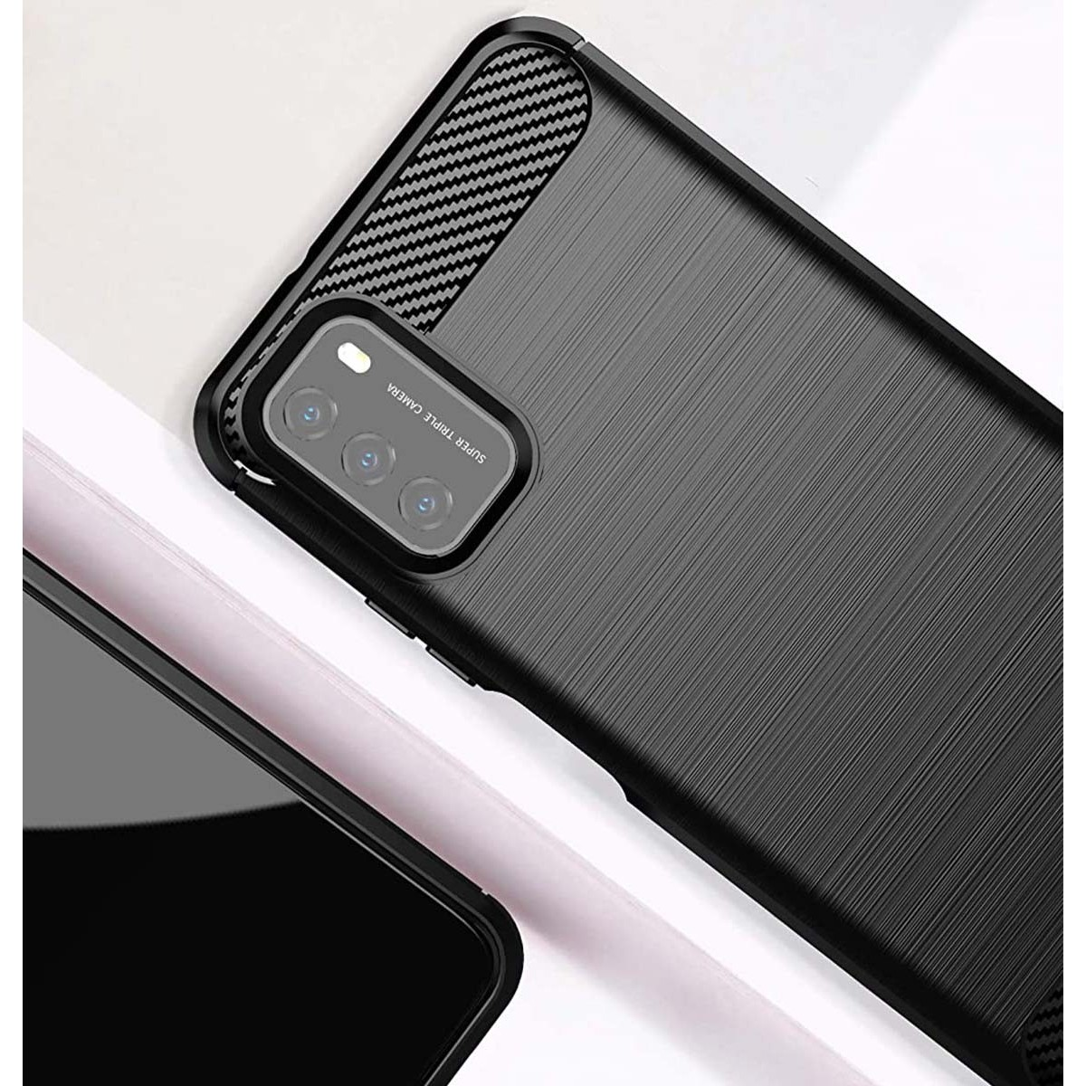 Funda de teléfono negra con acento de fibra de carbono y triple cámara. El fondo es blanco.