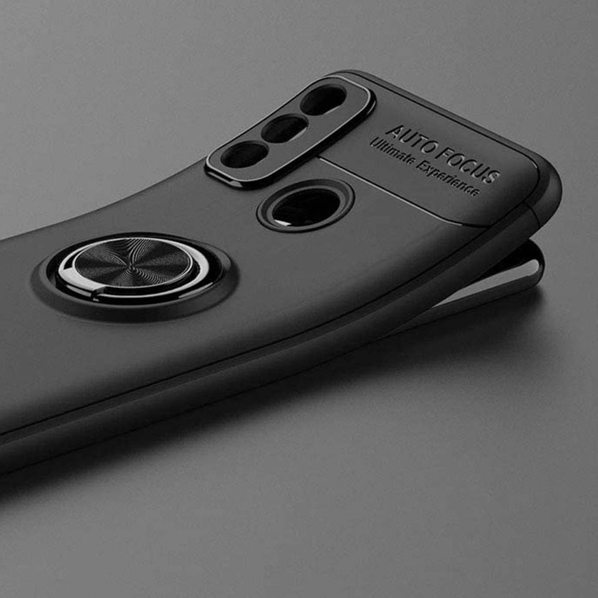 Teléfono negro, la parte trasera enfocada. Funda de teléfono negra.