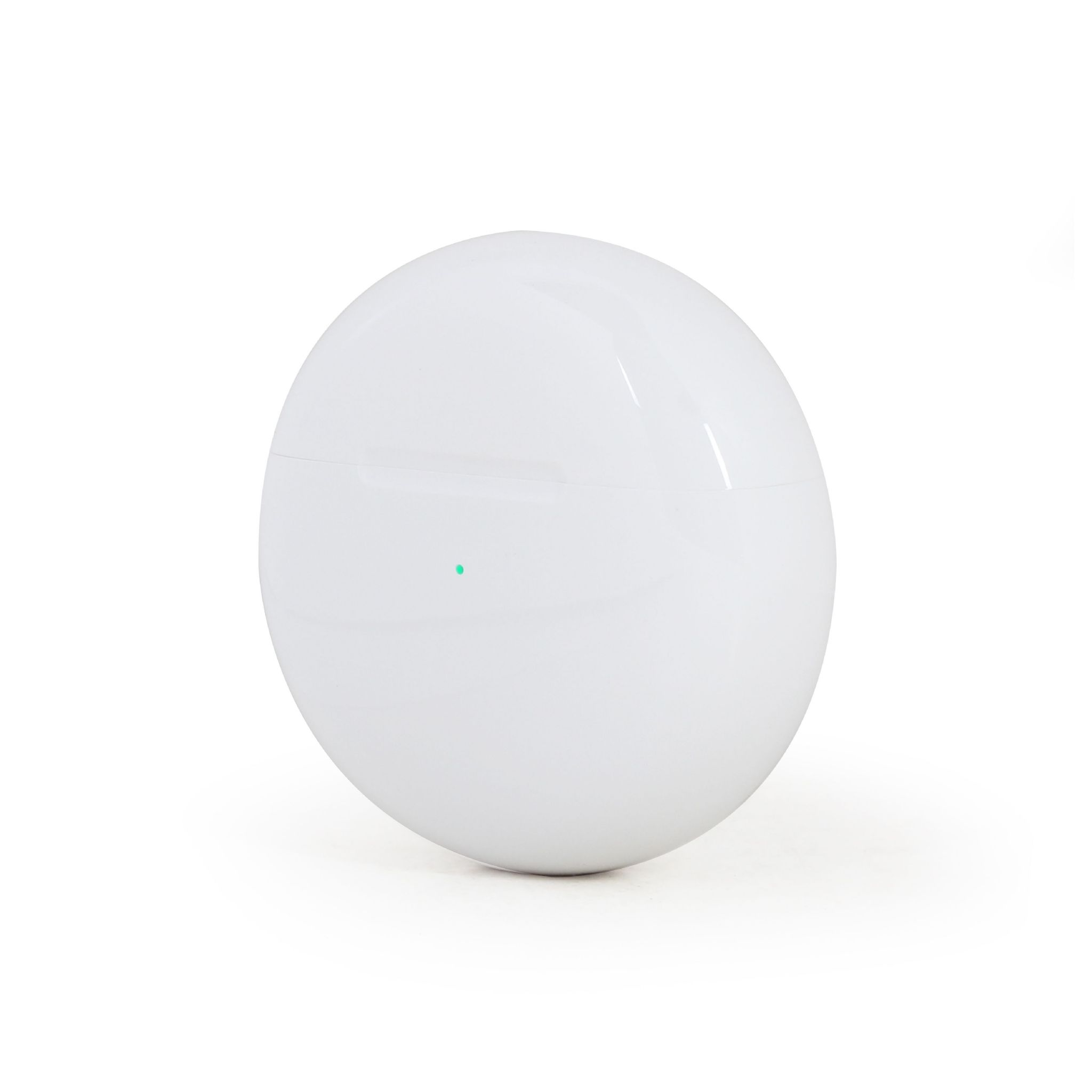 Een witte bol met een kleine groene stip. De bol is glanzend en ziet er glad uit.