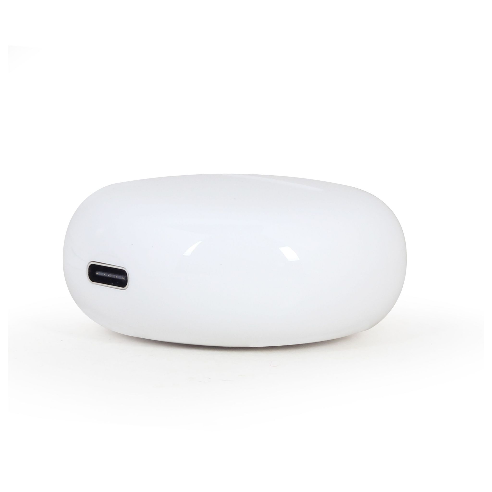 Witte oplaadcase voor oortelefoons, met een oplaadpoort.