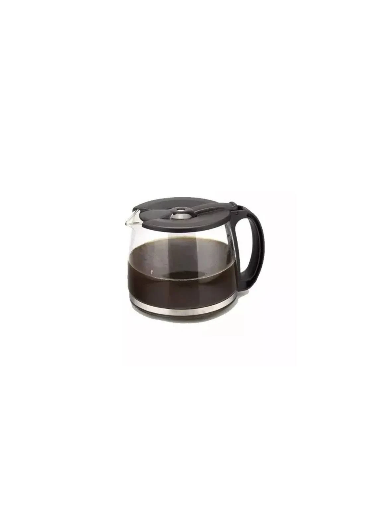 Una caraffa di vetro per caffè con coperchio e manico neri, riempita di liquido scuro, su sfondo bianco.