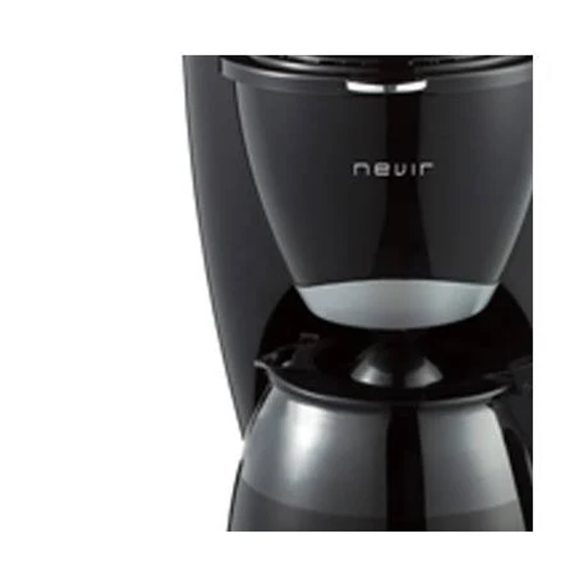 Una cafetera Nevir negra y plateada, con una jarra de cristal delante. Es una toma de primer plano.