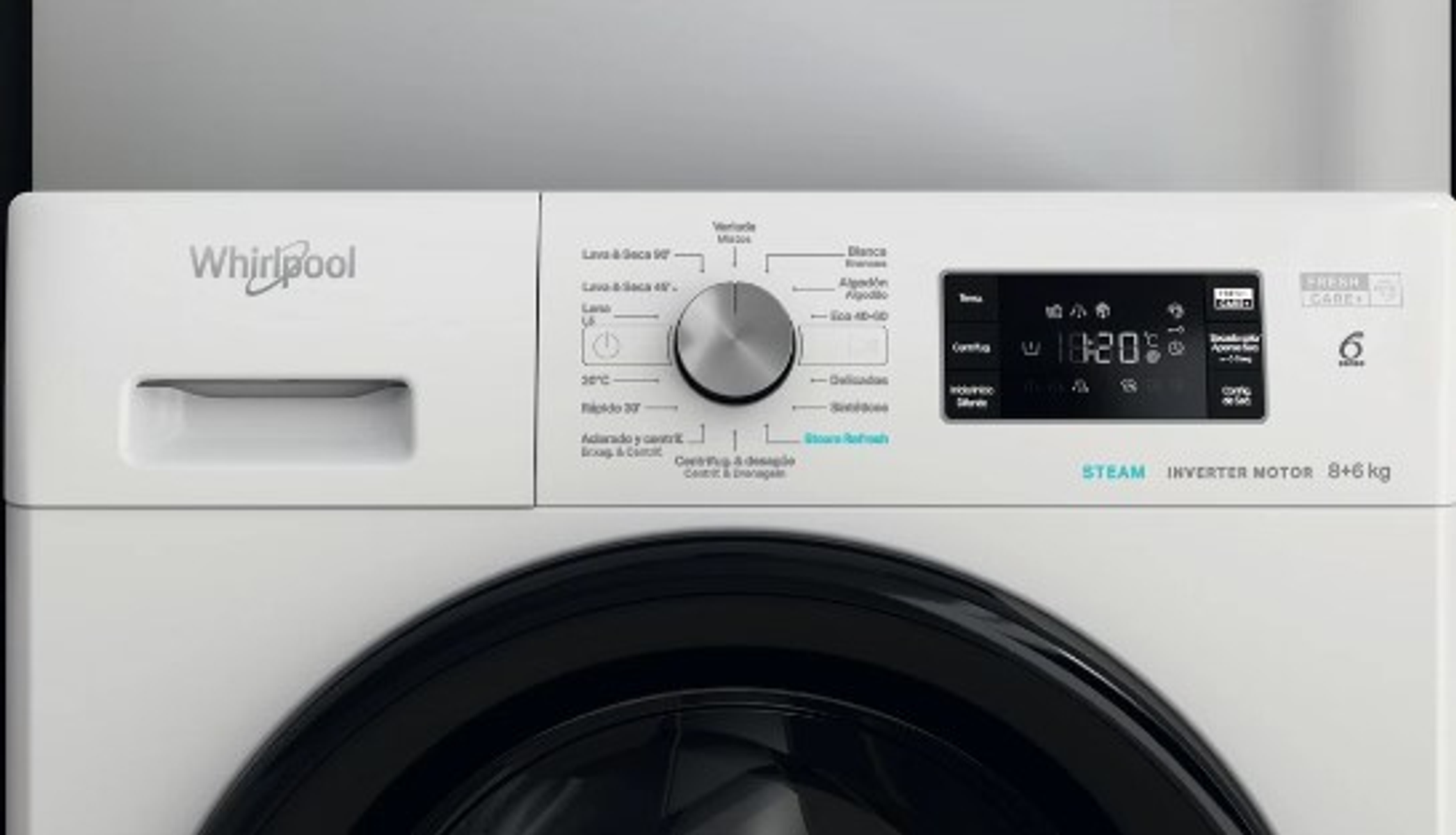 Una lavadora Whirlpool blanca, con puerta negra y pantalla digital.