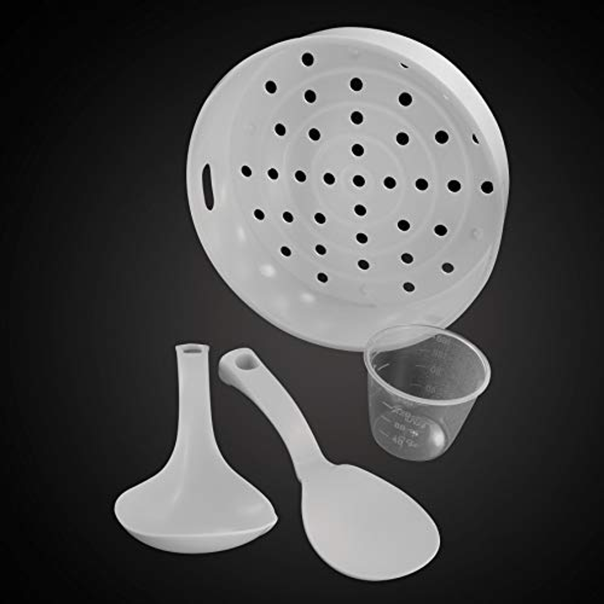 Accessoires de cuiseur à riz blanc : cuiseur vapeur, tasse à mesurer et ensemble de cuillères.