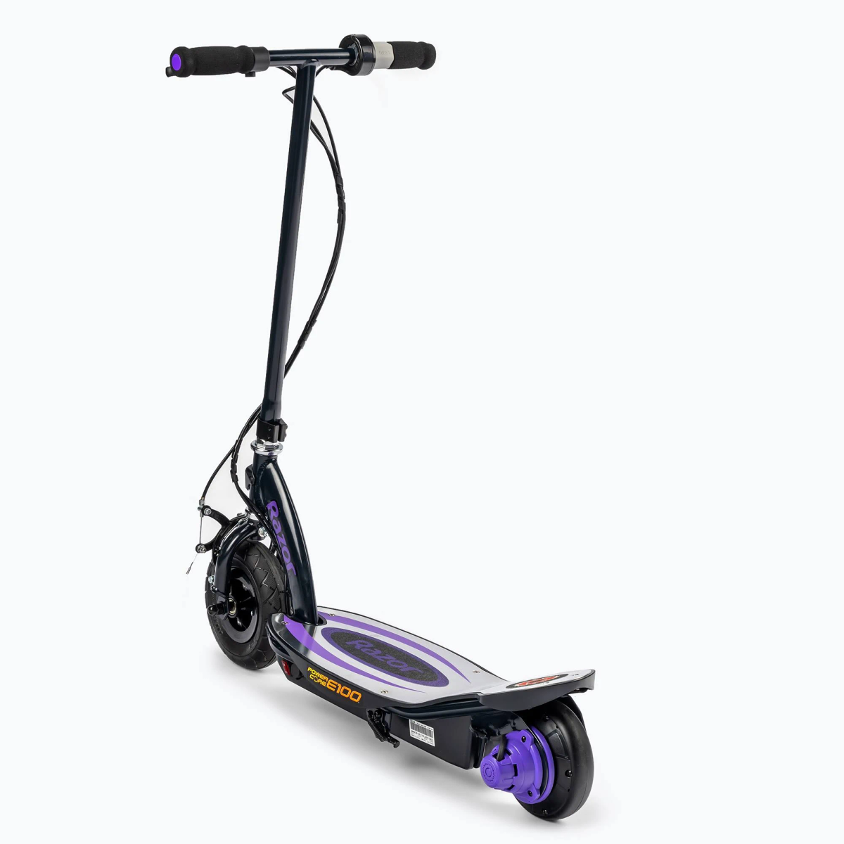 Scooter elettrico Razor nero con dettagli viola. Visto da una bassa angolazione. Il logo è viola.