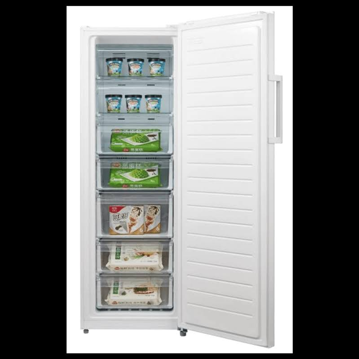 Un refrigerador blanco, la puerta está abierta, mostrando estantes de alimentos congelados.