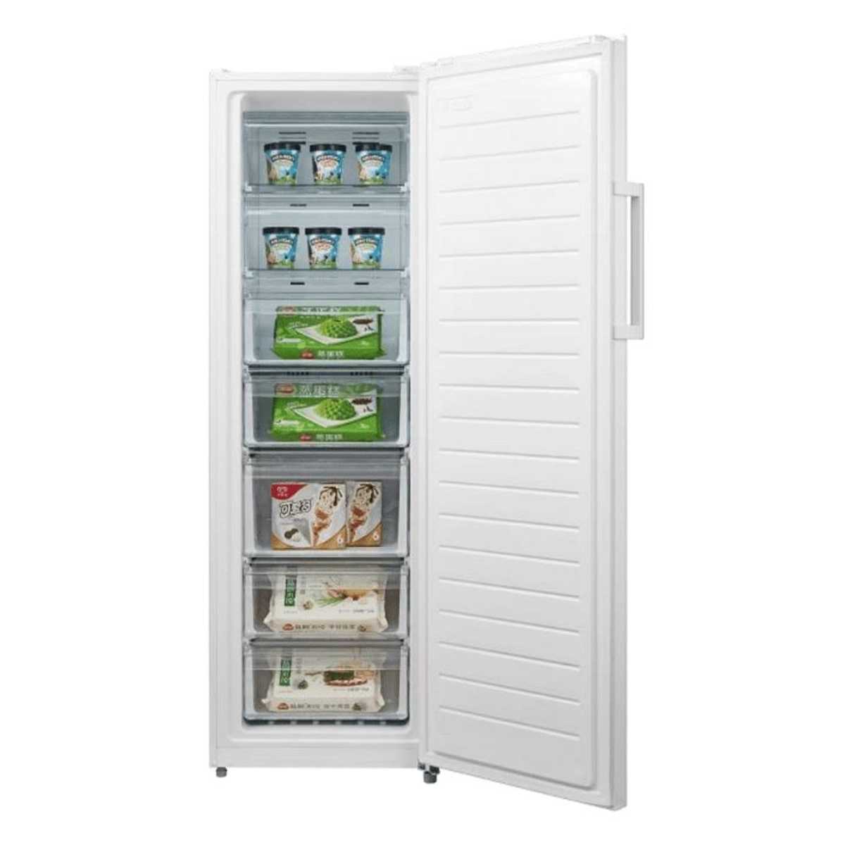 Un refrigerador blanco con la puerta abierta, mostrando estantes de alimentos congelados.