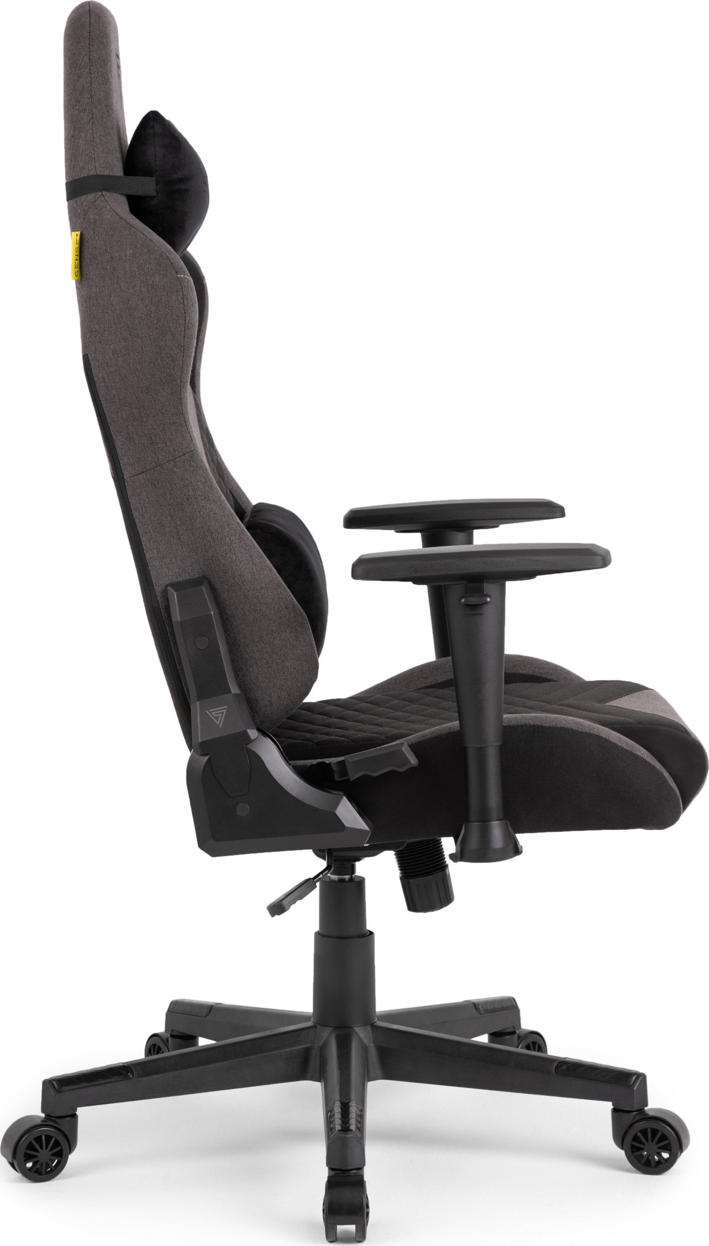 Silla gaming, tela gris, base negra, reposabrazos. Vista lateral. Reposacabezas y soporte lumbar. Ruedas y ajuste de altura.