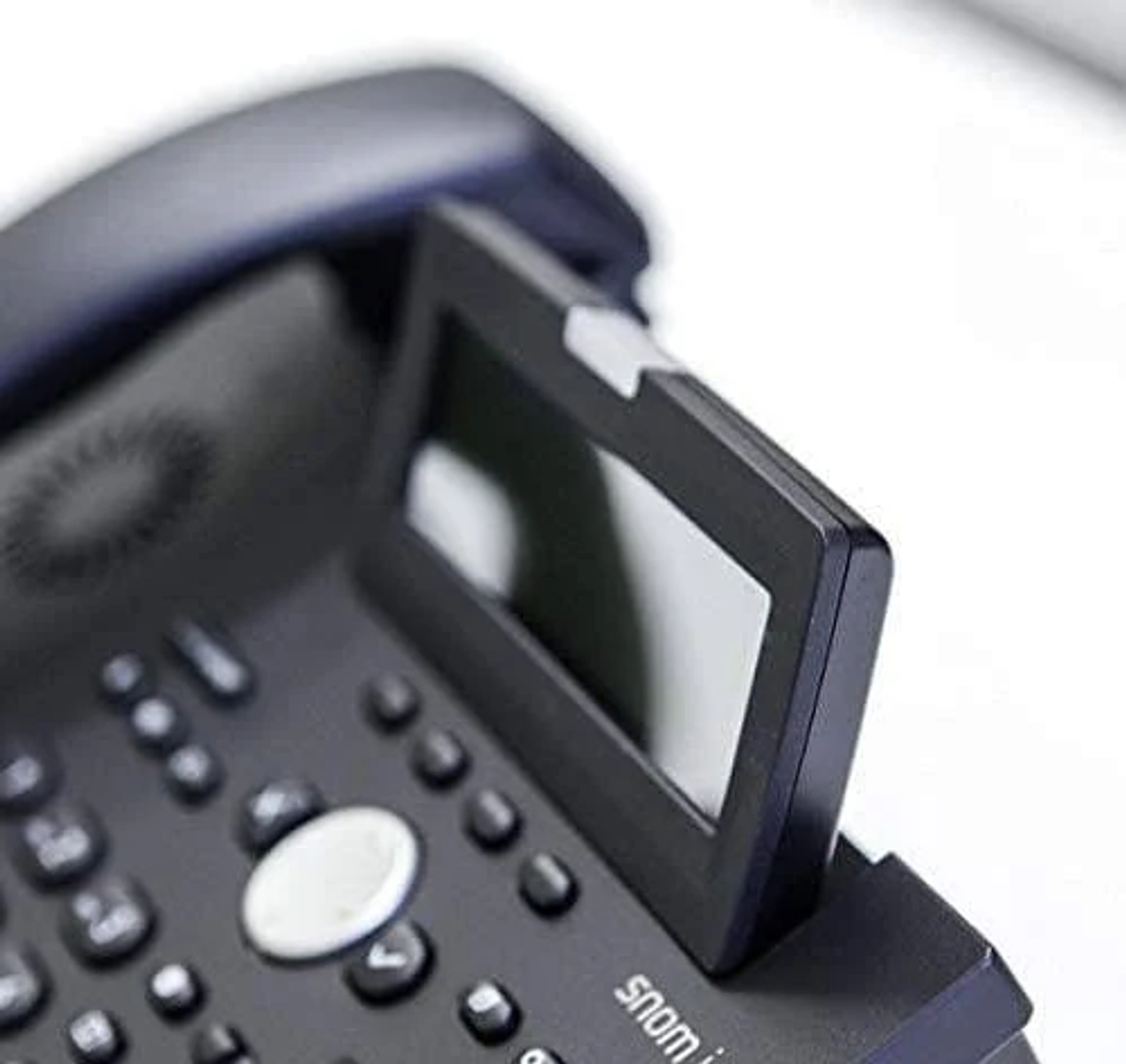 Un telefono nero con schermo e pulsanti. Il telefono è su uno sfondo bianco.