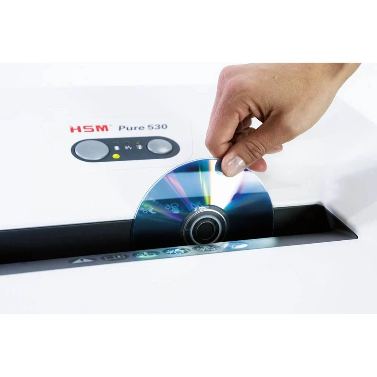 Hand, die eine CD in einen weiß-schwarzen Aktenvernichter einführt. Der Schredder ist mit 'HSM Pure 530' beschriftet.