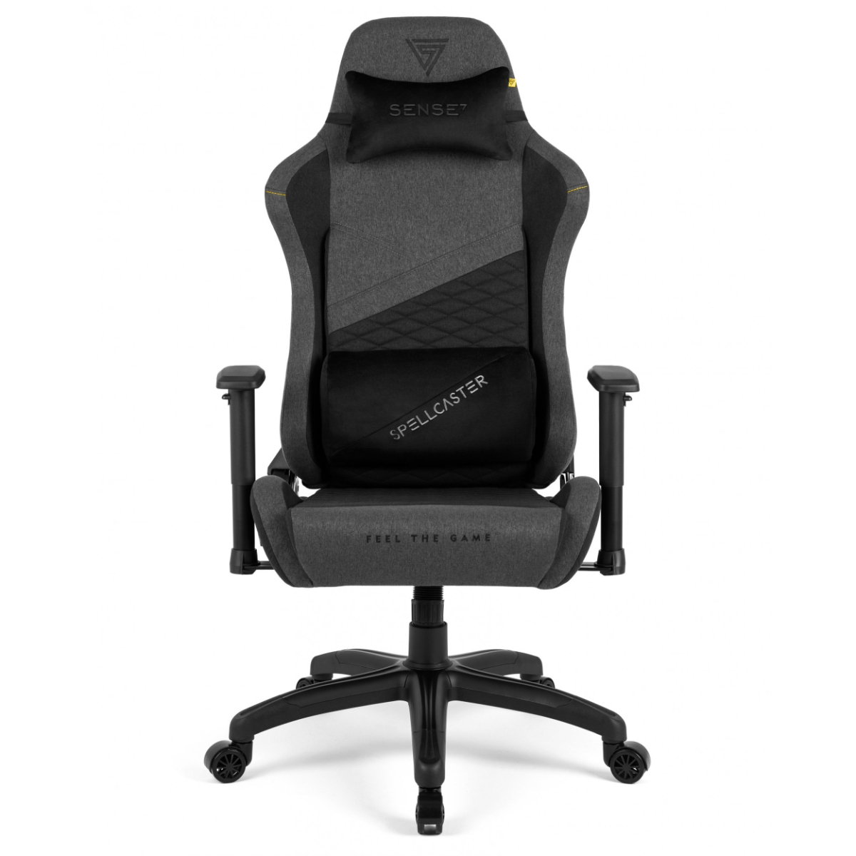 Een grijze gamestoel. Hij heeft een zwart nekkussen en een rugkussen met het woord 'Spellcaster'.