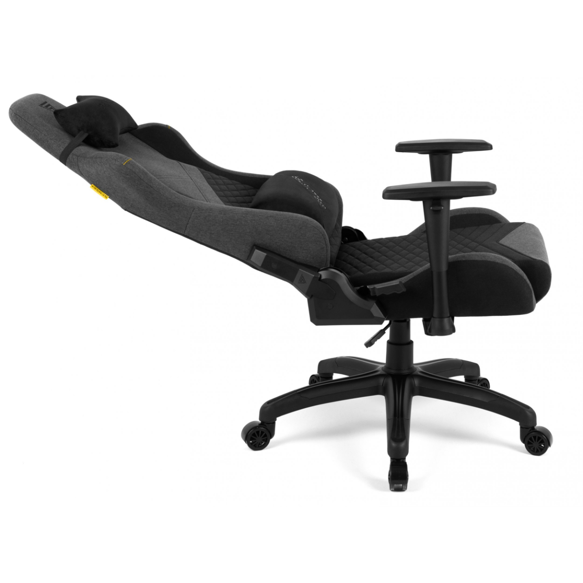 Gaming stoel, grijs en zwart, achterover gekanteld. Witte achtergrond.