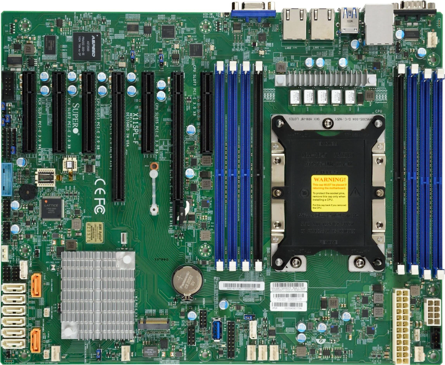 Scheda madre verde con vari componenti, tra cui slot RAM, porte e un socket CPU. 