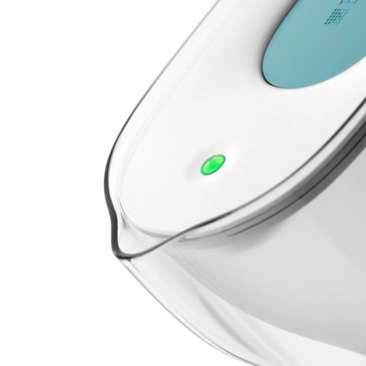 Zbliżenie dzbanka z filtrem wody, pokazujące wylew i zielone światło LED.